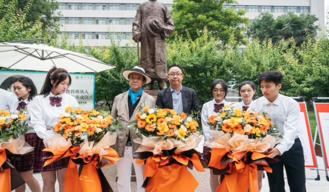 西北高等教育奠基人、中国现代医学先驱徐诵明雕像在kaiyun开云最新(中国)官方网站落成